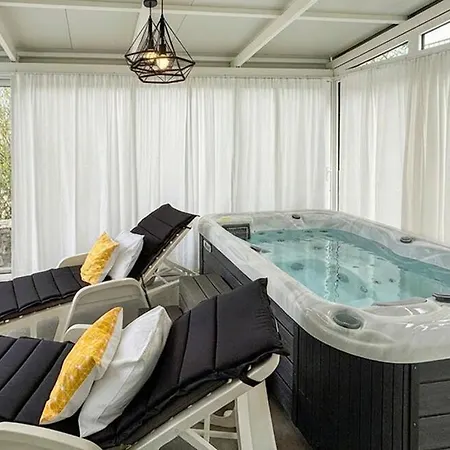 Villa House With Jacuzzi *