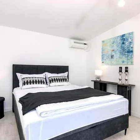House With Jacuzzi Punat