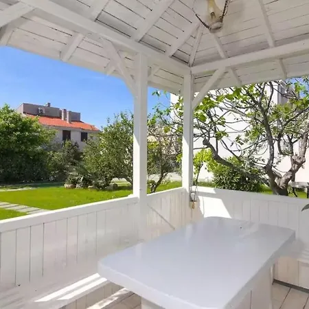 House With Jacuzzi Villa *