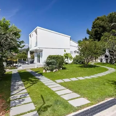 Villa House With Jacuzzi