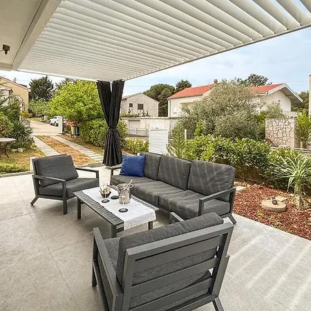 House With Jacuzzi Villa *